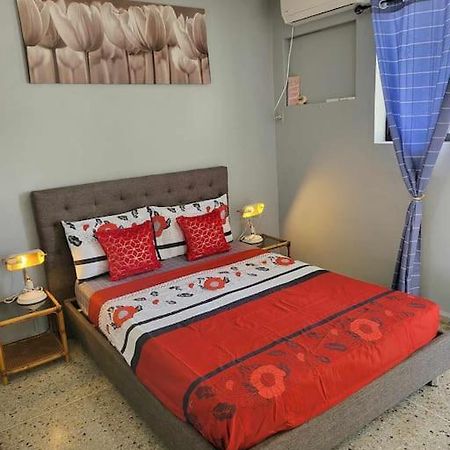 Welcome To Our Cozy Apartment! 빌렘스타트 외부 사진